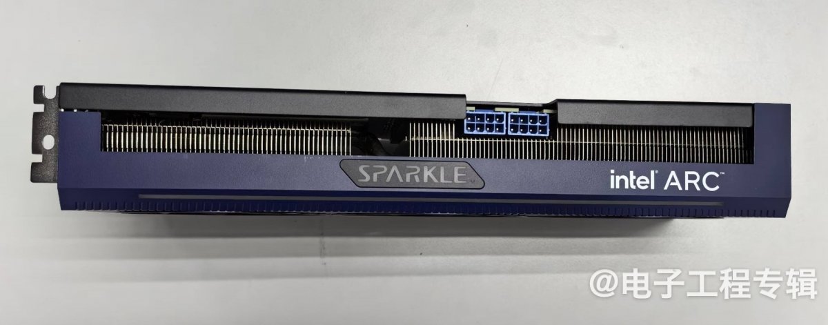 Intel顶配游戏显卡拆解,里面长什么样?(图5) Intel顶配游戏显卡拆解,里面长什么样?(图5)