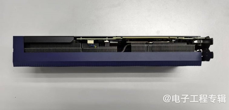 Intel顶配游戏显卡拆解,里面长什么样?(图6) Intel顶配游戏显卡拆解,里面长什么样?(图6)