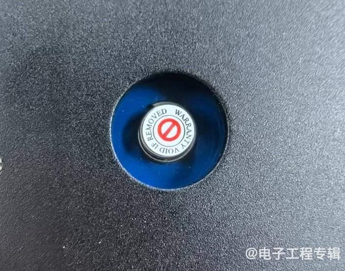 Intel顶配游戏显卡拆解,里面长什么样?(图9) Intel顶配游戏显卡拆解,里面长什么样?(图9)