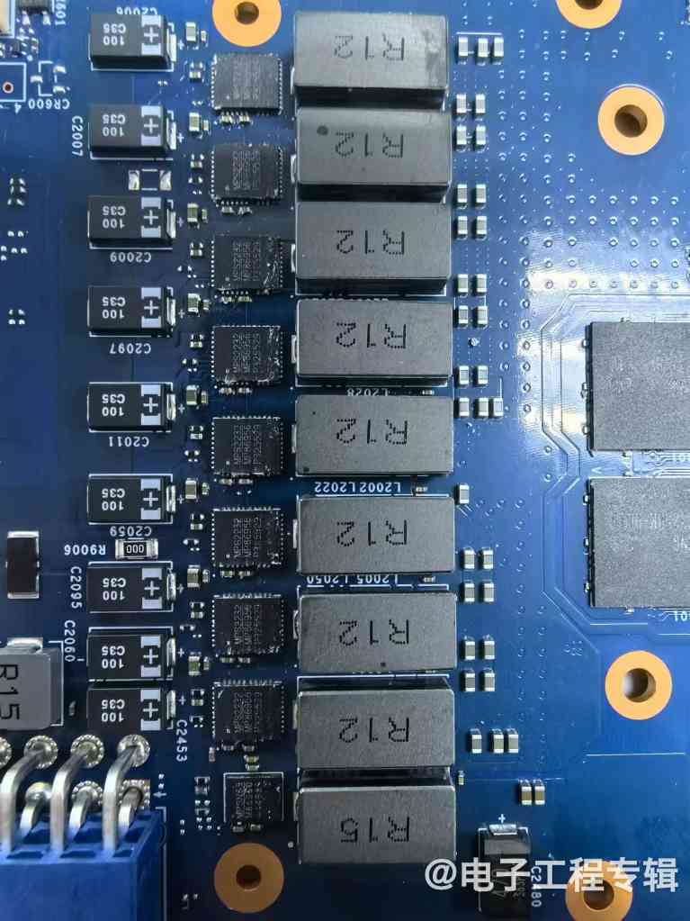 Intel顶配游戏显卡拆解,里面长什么样?(图14) Intel顶配游戏显卡拆解,里面长什么样?(图14)